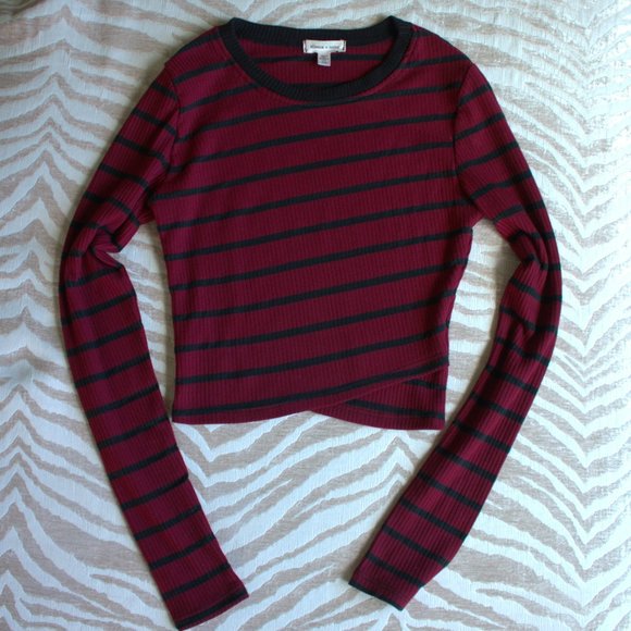 Bundle ✨2/$15 Silence + Noise Top | Black & Burgundy Crop Top - Picture 1 of 4